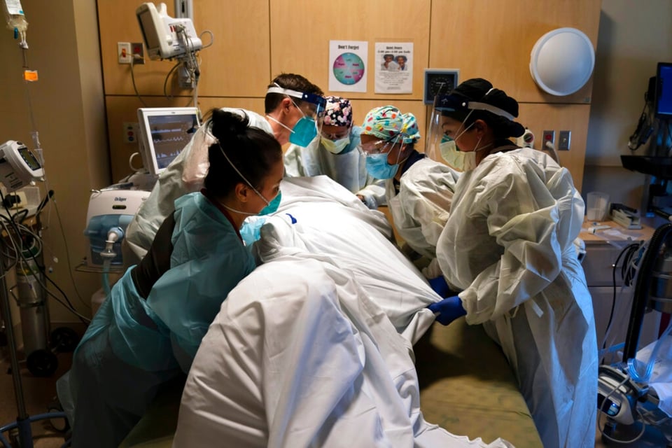 California lucha por no colapsar ante estallido de coronavirus y GB examina nueva cepa