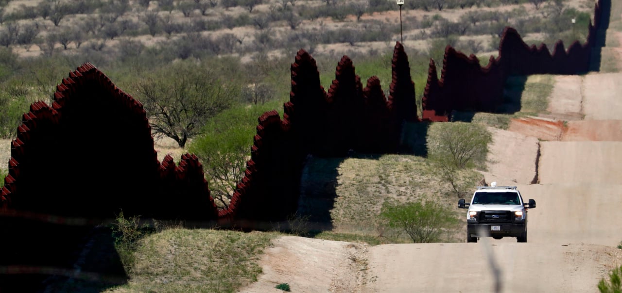 Hallan presunto túnel para contrabando cerca de muro fronterizo en Texas