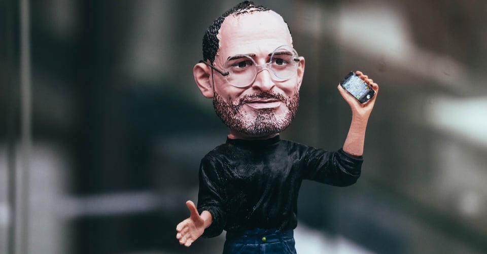 Ponen a la venta iPhone con ropa usada por Steve Jobs por 6,500 dólares