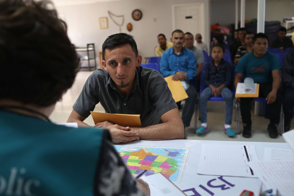 Mexicanos solicitantes de asilo afectados por restricciones a caravanas