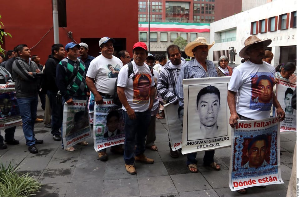 Ayotzinapa: AMLO se reúne con padres de los 43 desaparecidos