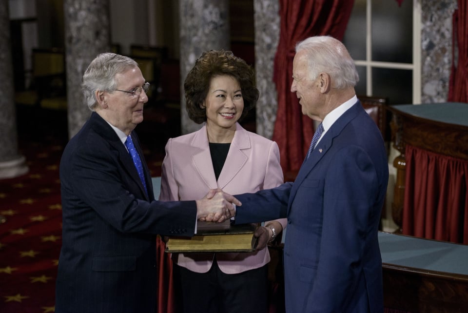 McConnell pide a republicanos acepten resultado de elecciones y Trump lo critica