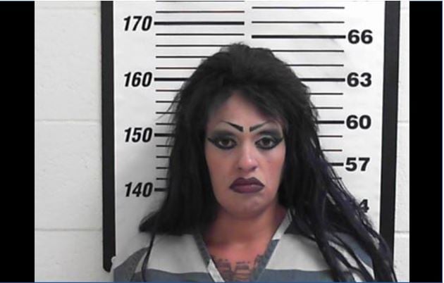 Mujer intenta evadir a la policía haciéndose pasar por su hija de 21 años