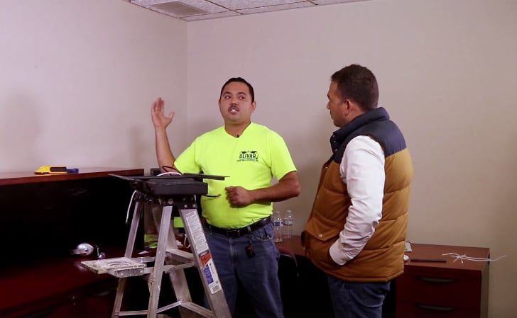 ¿Cómo instalar un televisor y su base en la pared?