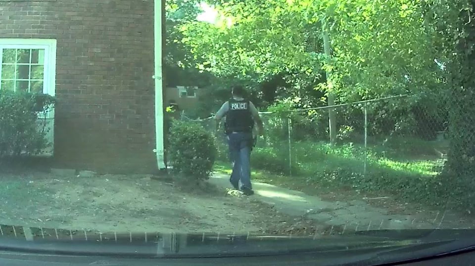 Crónica: Taxista latino casi le ‘pega’ a un agente de ICE (VIDEO)