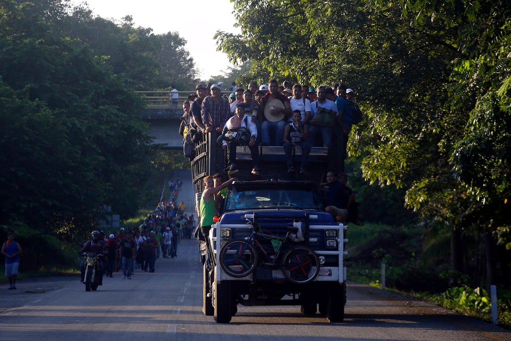 Grupo antiinmigrante armado planea detener la caravana en la frontera