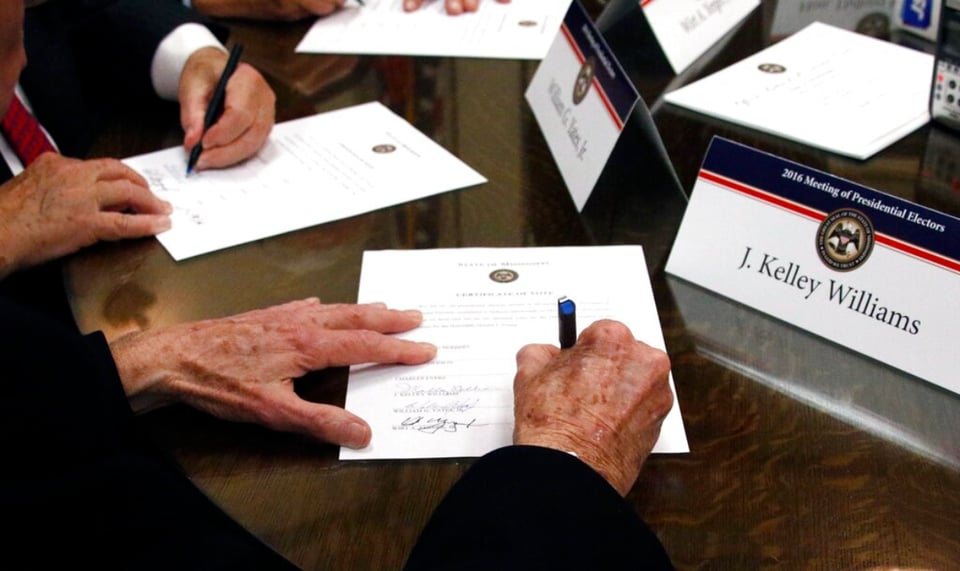 Colegio Electoral vota para certificar a Biden en estados que Trump impugnó