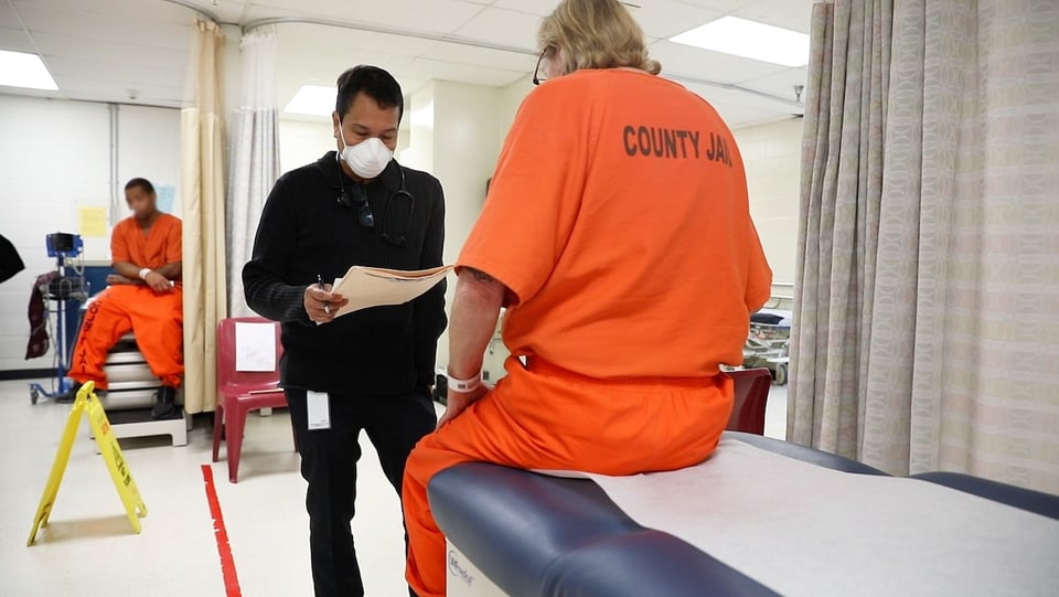 Policías dan positivo por coronavirus en Houston y los envían a cuarentena en casa