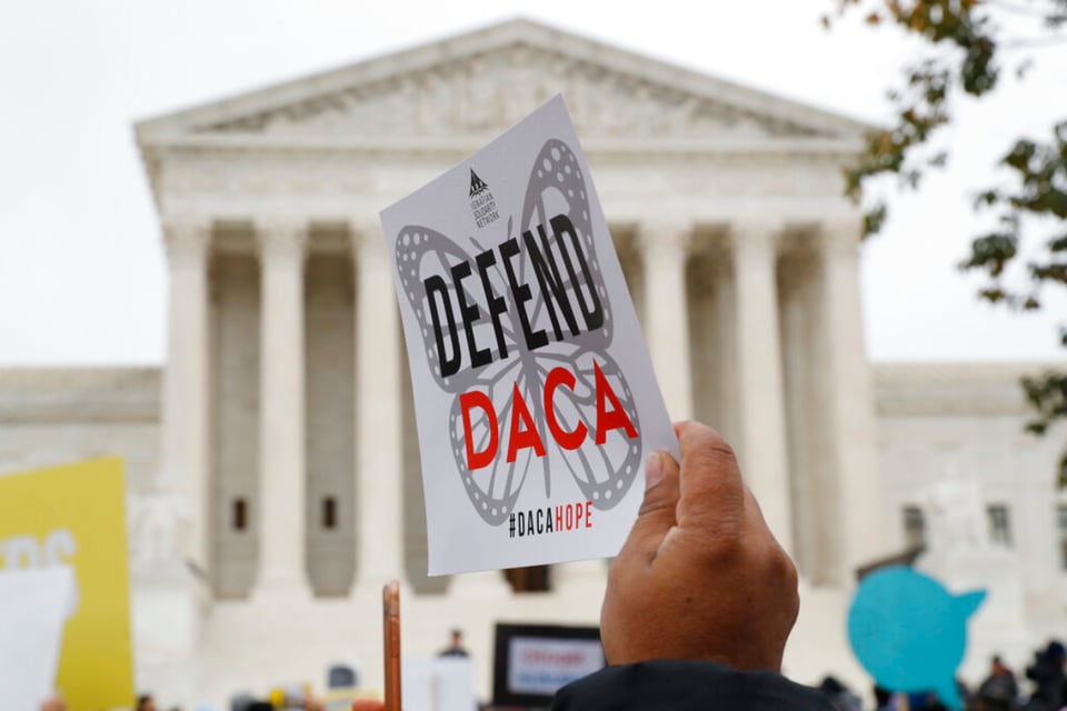 Beneficiarios de DACA podrán renovar sus permisos de trabajo sin costo