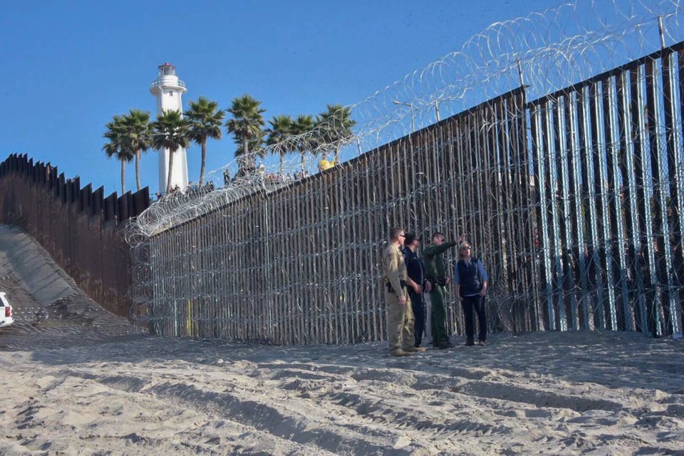 Nielsen carga contra los tribunales en su visita a la frontera con México (VIDEO)