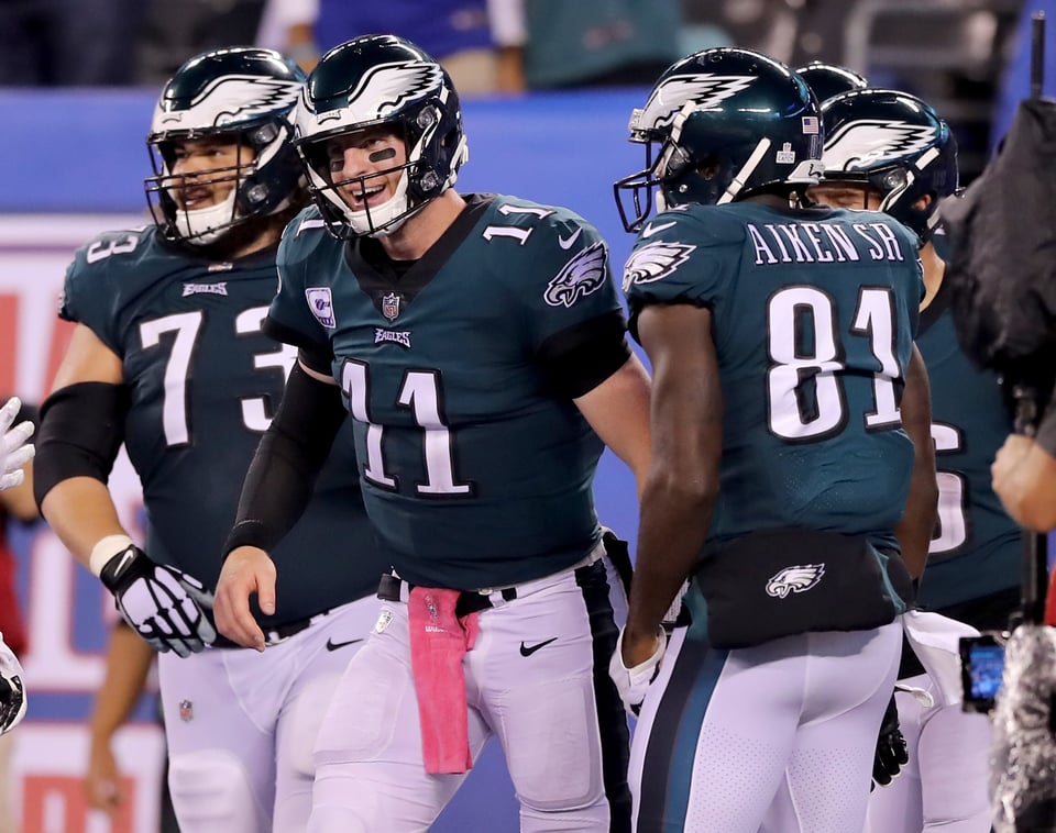 NFL Eagles aplastan a unos pequeños Giants gracias a un inspirado Carson Wentz