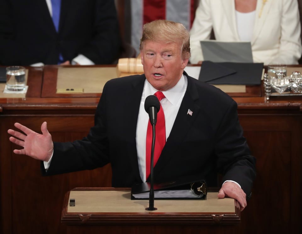 Hispanos castigan a Trump con «chancletazos» por su discurso ante el Congreso featured image
