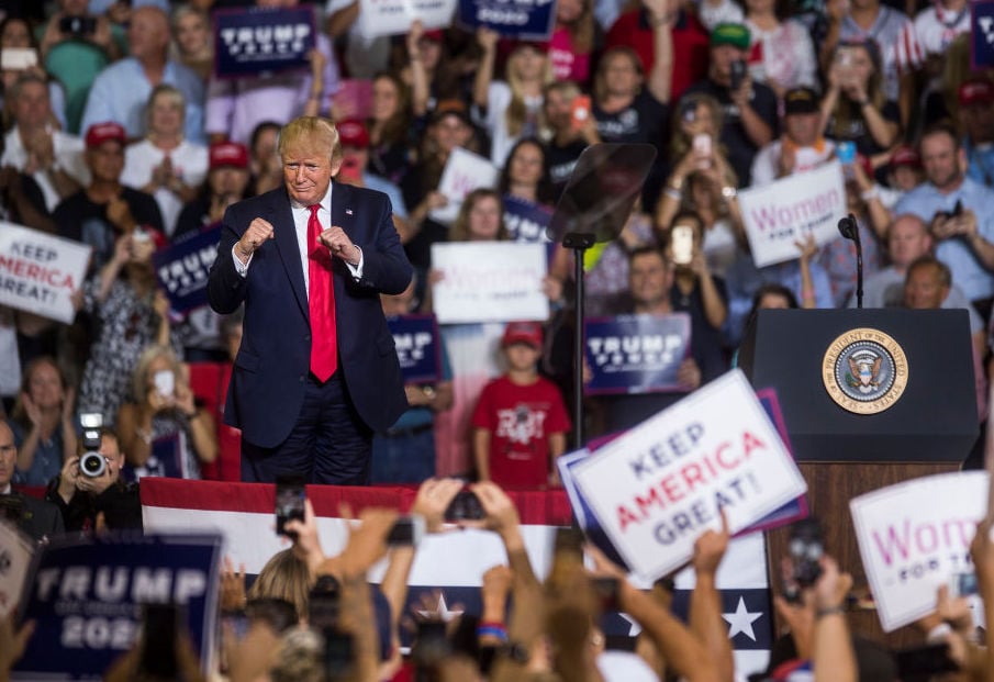 Seguidores de Trump entonan cantos racistas en acto público