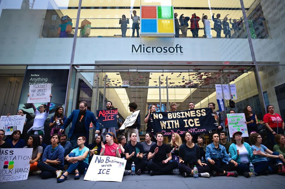 Protesta por contrato de Microsoft con ICE deja 76 detenidos featured image