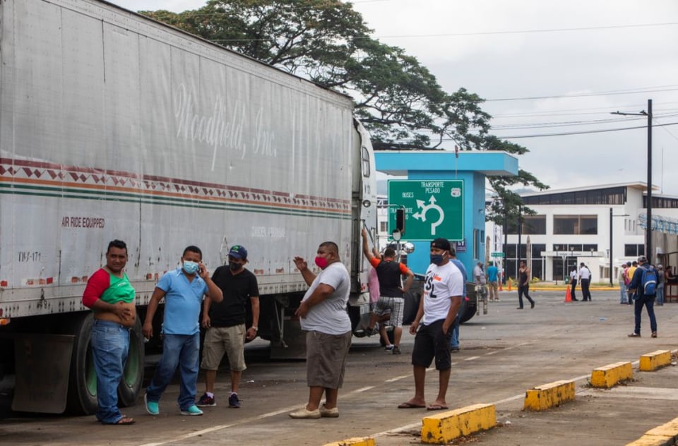 Patrulla fronteriza detiene a más de 200 inmigrantes en tráileres