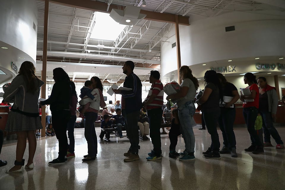 Temen que política de «carga pública» de Trump impida regularización migratoria