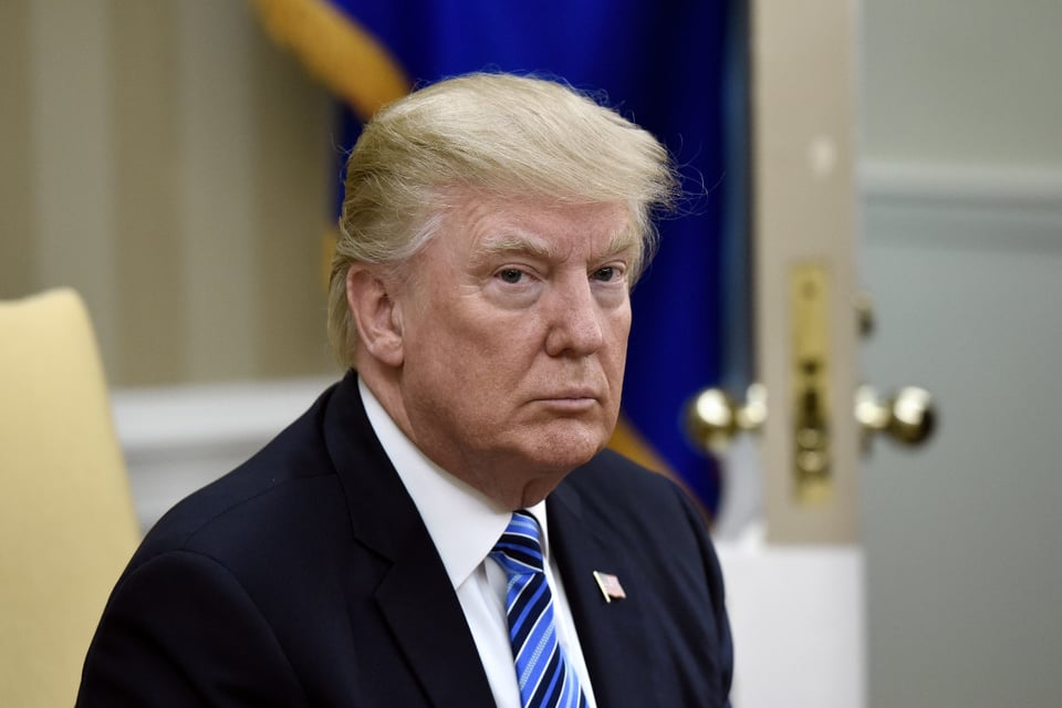 Senador Bob Steinburg dice que Trump debería suspender derechos civiles para permanecer en el poder
