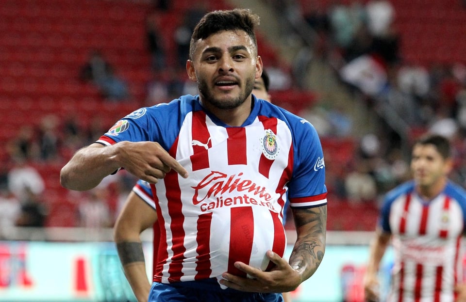 ¡LO ‘CACHAN’ DE INFIEL! Alexis Vega, futbolista del Chivas es captado con una mujer pese a tener esposa embarazada (FOTOS)