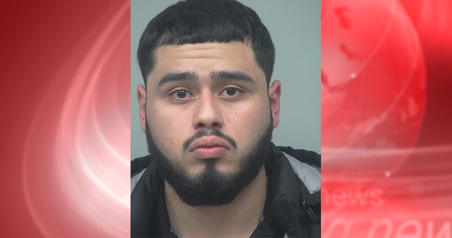 Crónica: Latino se esconde de la policía entre la basura featured image