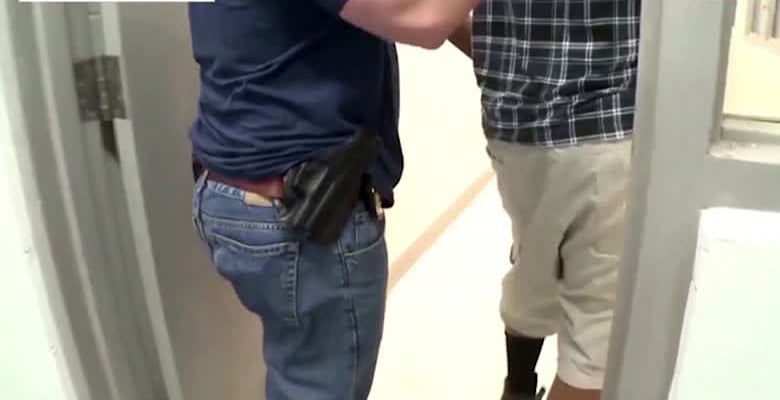 Crónica: Hay latinos que le deben un gran favor a ICE