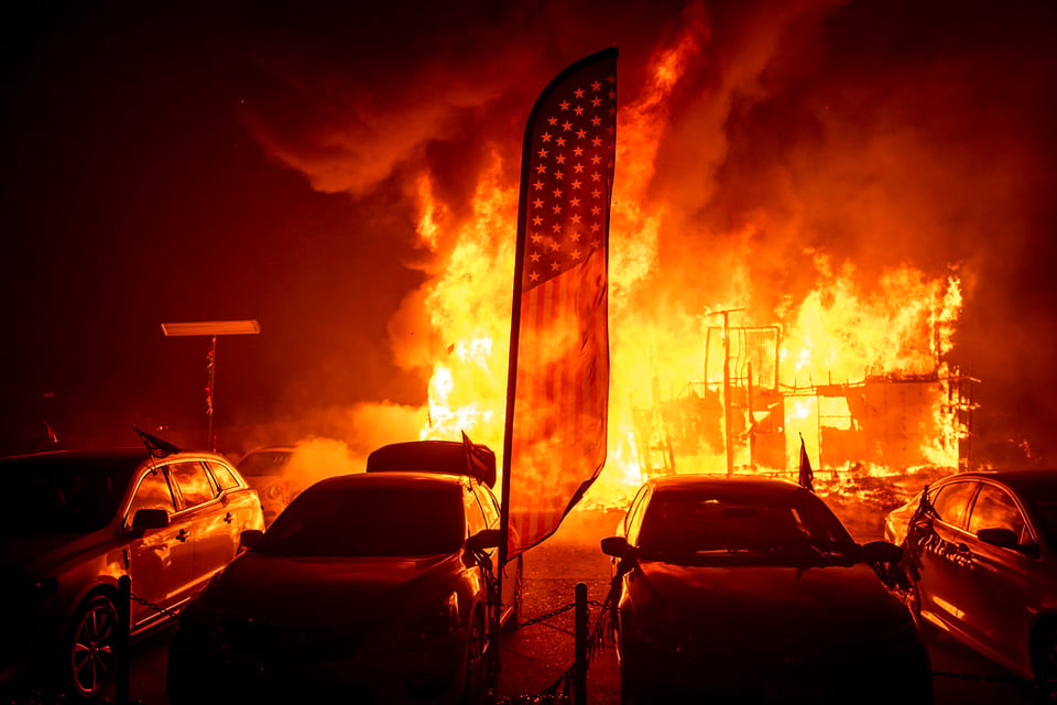 Confirman 9 muertos y más de 200 mil evacuados por devastador incendio en California (VIDEO)