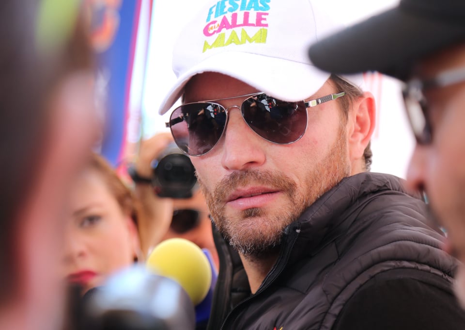 Julián Gil y Marjorie de Sousa viajan juntos (VIDEO) featured image