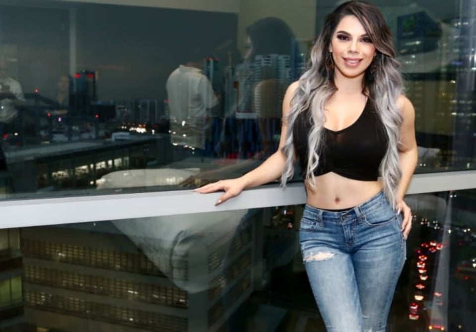 Lizbeth Rodriguez, conductora de ‘Infieles’ aparece besándose con Celia Lora (VIDEO)