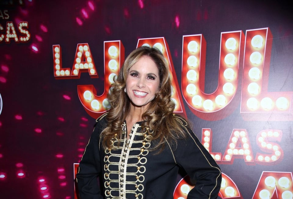 Lucero se deja ver en las ‘peores fachas’ para demostrar que ella es la ‘trabajadora doméstica’ de su casa con todo y escoba (VIDEO)