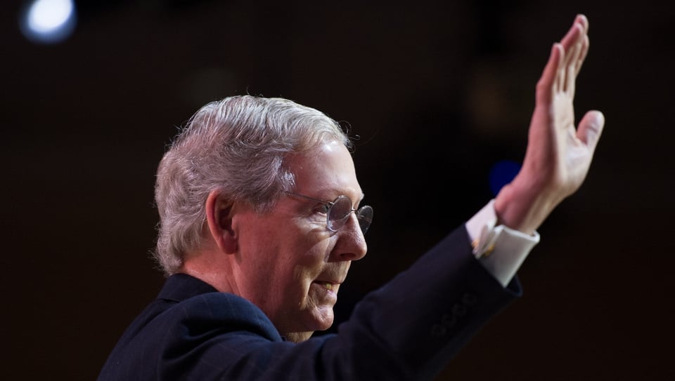 Mitch McConnell bloquea votación sobre cheque por coronavirus de $2,000