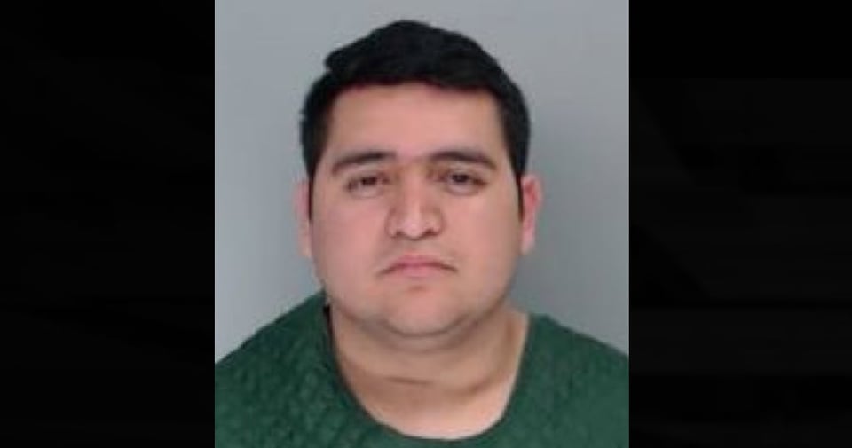 Acusan a guardia de prisiones hispano de asesinar al exnovio de su novia featured image