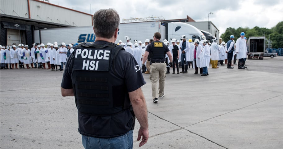Decenas de hispanos faltan al trabajo por temor a ser arrestados por ICE