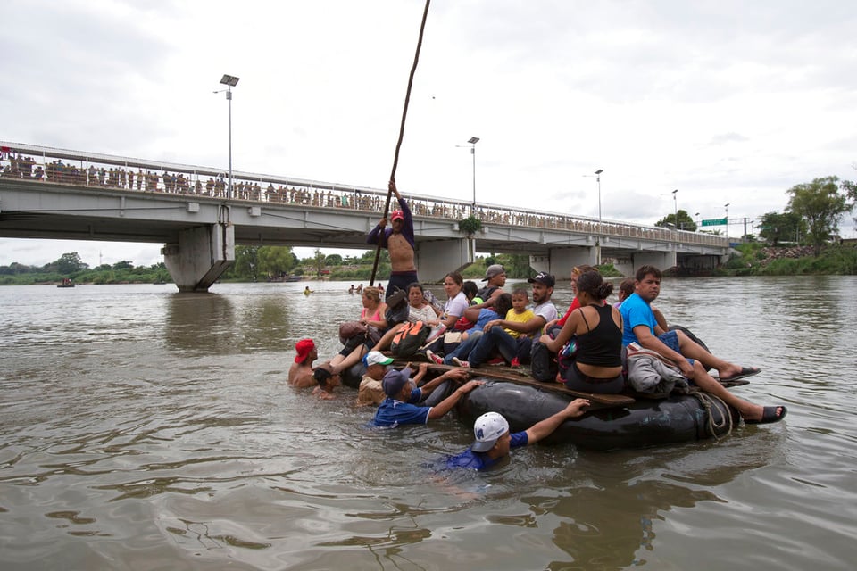 Dramático: Migrantes se lanzan desde puente para entrar a México y seguir a EE.UU.