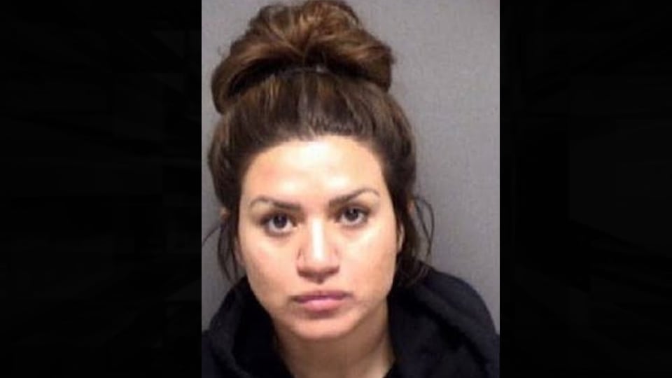 Policía hispana detenida en Texas por golpear a la amante de su novio