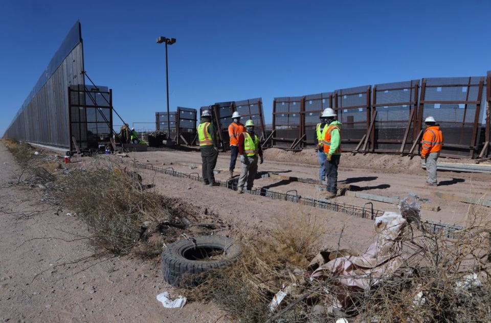 Demanda asegura que Mexicanos armados fueron contratados para la construcción de muro de Trump