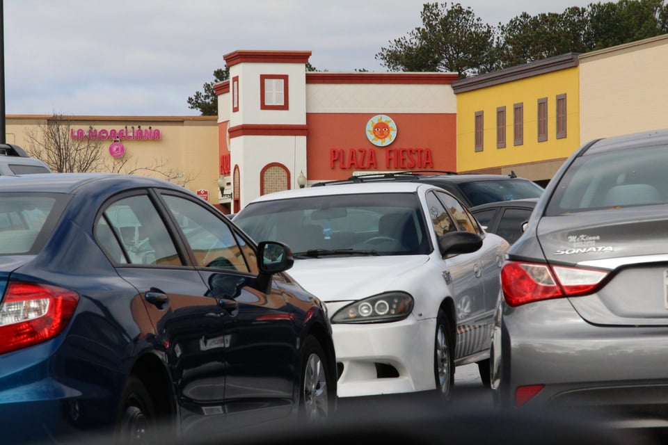 Familias latinas denuncian ola de robos en popular centro comercial featured image