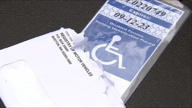 Mujer recibe placa de discapacidad para su suegra, quien murió ¡hace cinco años!