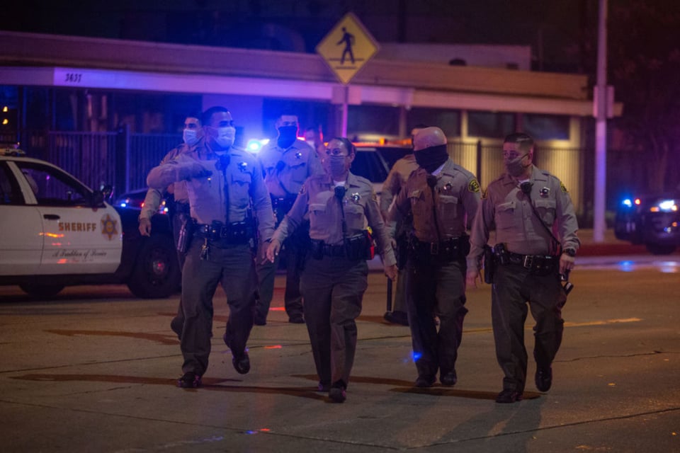 Los Ángeles incrementa el número de contagios por coronavirus, entre ellos casi 2 mil policías que están en cuarentena