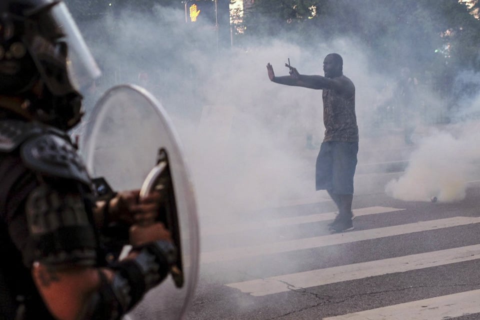 Fuerte presencia policial dispersa protesta en Atlanta con gases lacrimógenos (FOTOS)