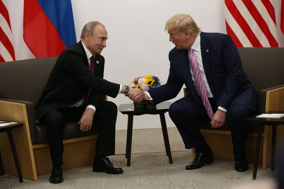 Mientras Trump resta importancia a ciberataque informático, Pompeo ordena cerrar dos consulados en Rusia