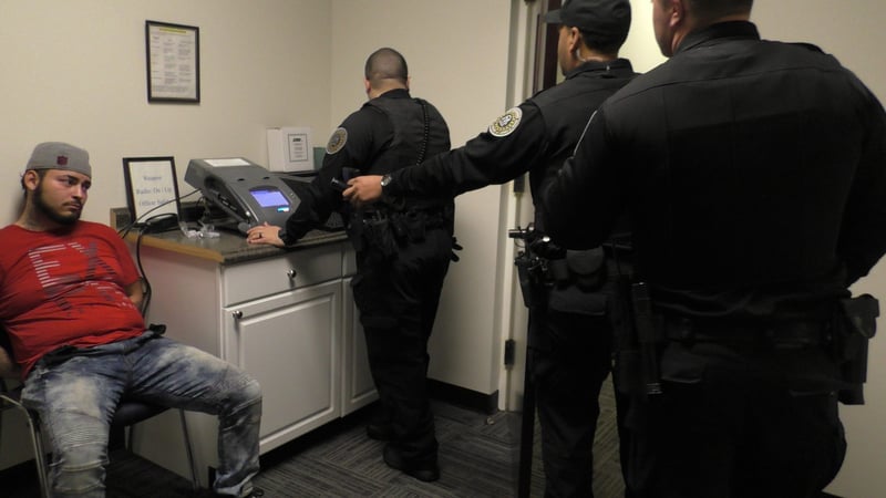 Policía ‘cazaborrachos’ se convierte en héroe (VIDEO)