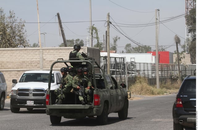 ADVERTENCIA, IMÁGENES FUERTES: Filtran video en que sicarios azotan a dos halconas por no avisar de operativo en Tabasco, México (VIDEOS)