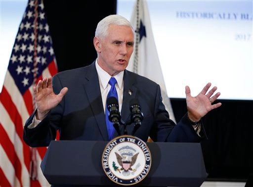 Pence acusa a China de interferir en política de EE.UU.