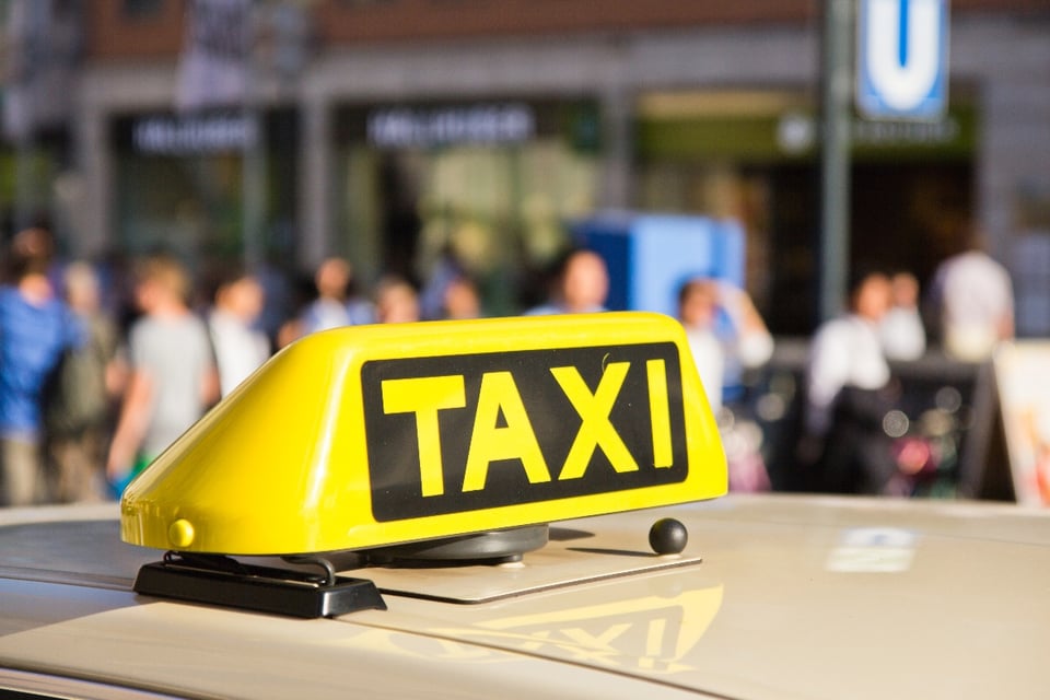 Taxista cuida de su esposa que tiene Alzheimer, la lleva a todos lados porque sus hijos «no quieren cuidarla» (FOTO)