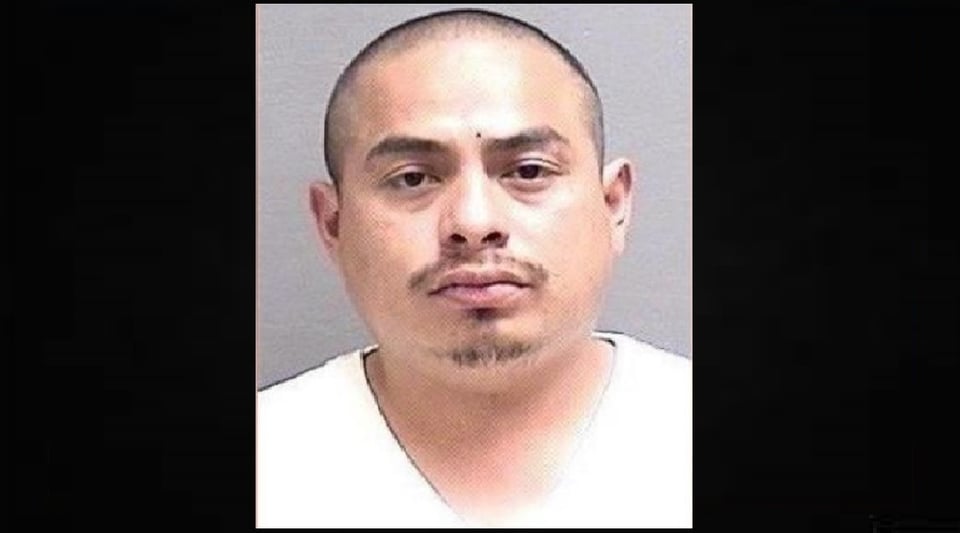 Condenan a hombre por frotar salsa picante en ojos de niños