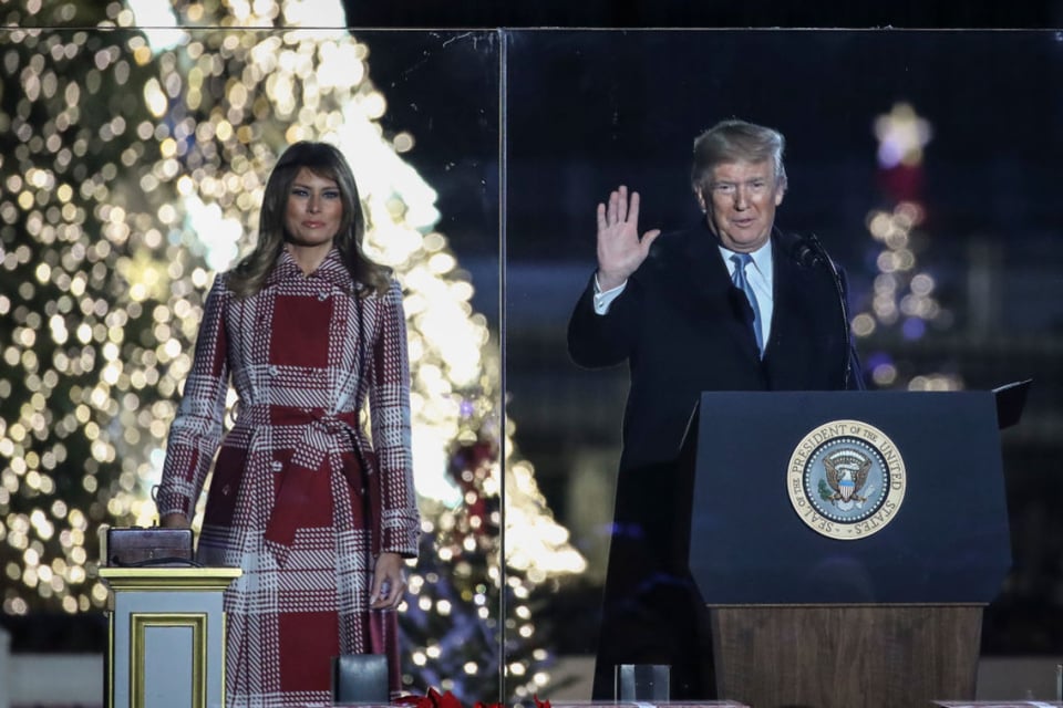 Melania Trump se pone traje en su foto navideña junto al presidente Trump (FOTO)