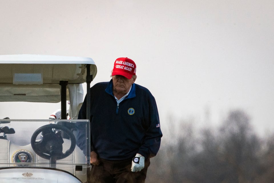 Legisladores le imploran a Trump aprobar ayuda por coronavirus mientras él juega golf en Florida
