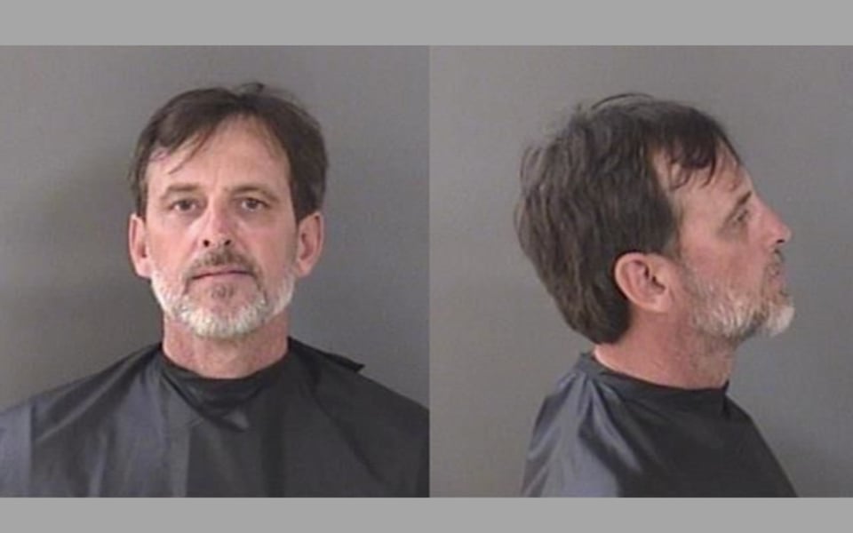 Arrestan a un hombre por toser y escupir la mercancía de Best Buy en Florida