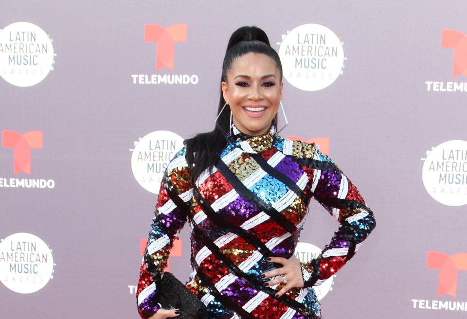 Veneno Sandoval aparece en traje de baño en cumpleaños de su mamá (VIDEO)