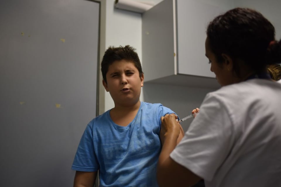 CDC recomienda aplicar vacuna contra coronavirus desde los 16 años