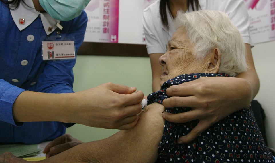 Mayores de 75 años y trabajadores esenciales serán los próximos a vacunarse contra coronavirus